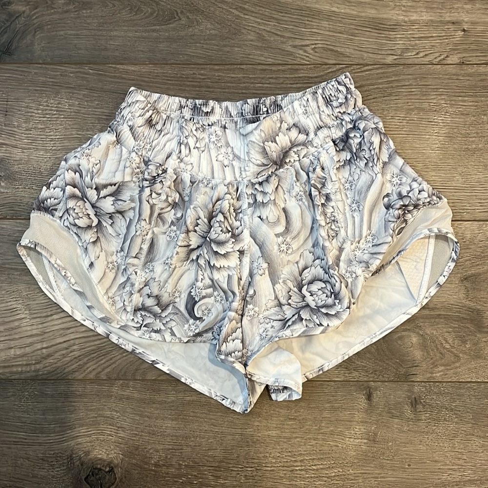 Lululemon Hotty Hot Short 2” - Picture 3 of 4
